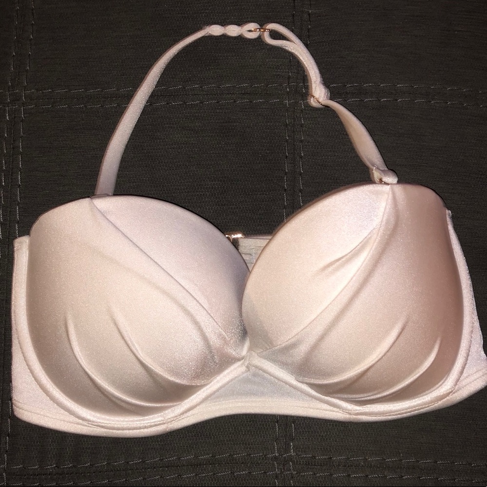 Victoria’s Secret bombshell balcony bikini top